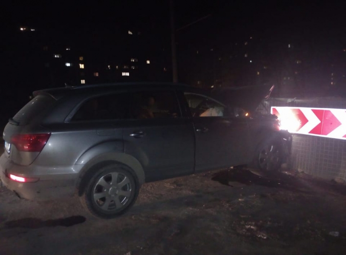 У Сумах автівка врізалась у габіон: троє постраждалих фото