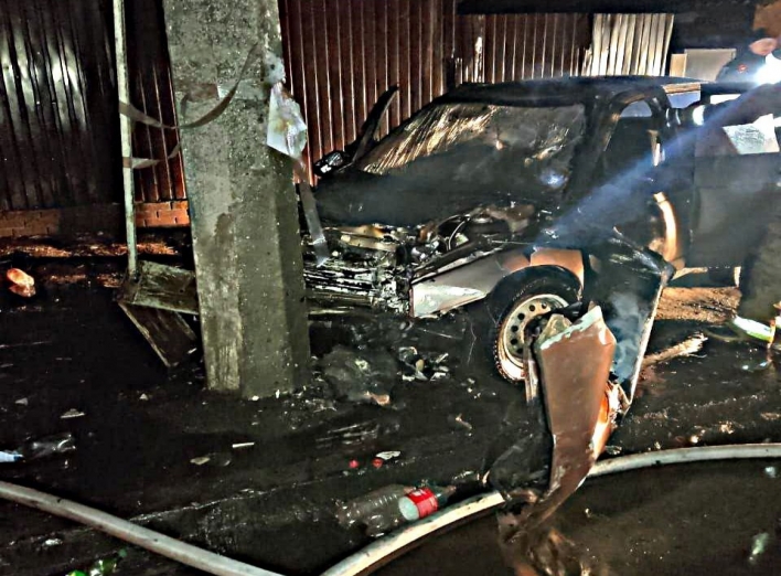 У Сумах п'яний водій врізався у стовп, авто загорілося, а той пішов додому фото