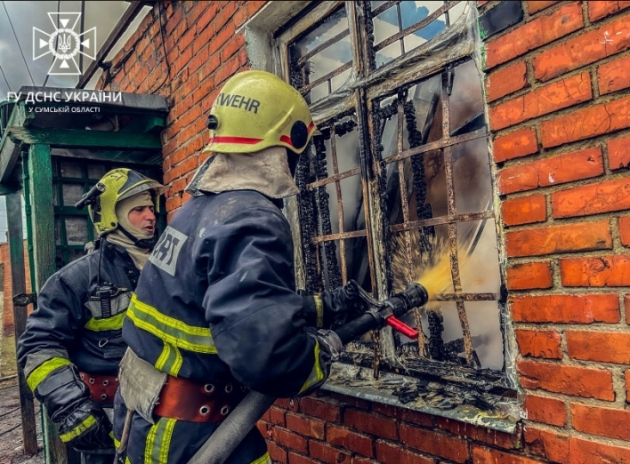На Сумщині рятувальники ліквідували загоряння магазину фото