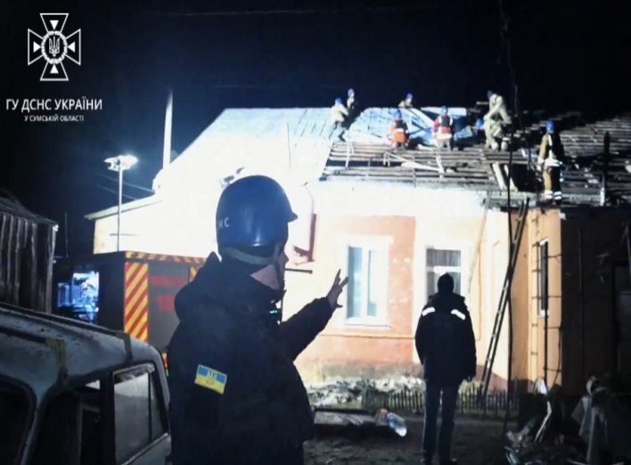 На Сумщині рятувальники проводили аварійно-рятувальні роботи на місці ворожого удару (відео) фото