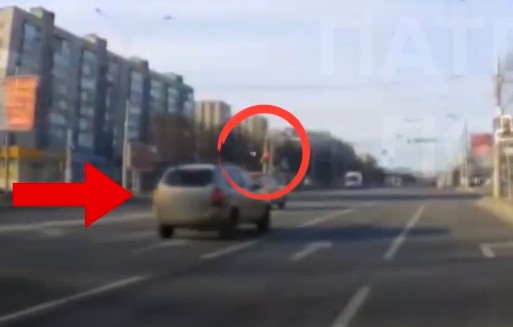 У Сумах водій мало не влаштував ДТП, проїхавши на червоний на очах у патрульних (відео) фото
