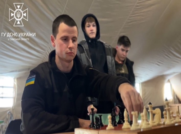 У Сумах в «Пунктах незламності» розпочався шаховий турнір (відео) фото