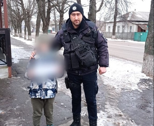 Конотопські поліцейські розшукали безвісти зниклого 7-річного хлопчика фото Конотопські поліцейські розшукали безвісти зниклого 7-річного хлопчика фото