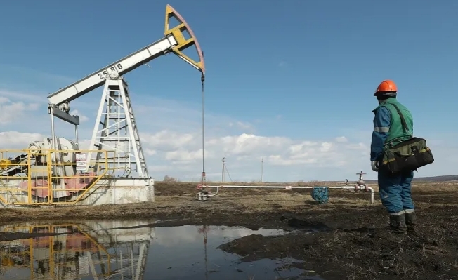 Росія скорочує видобуток нафти, тому що не може її продати фото