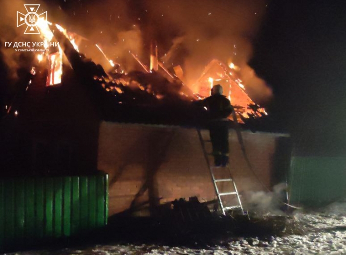 На Сумщині вночі сталася масштабна пожежа фото