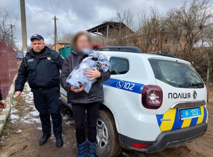 На Сумщині поліцейський допоміг породіллі дістатися додому
