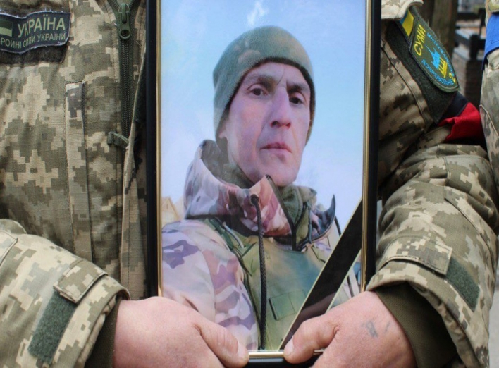 У Сумах попрощалися зі старшим солдатом Олегом Сахненком, який загинув на Донеччині фото