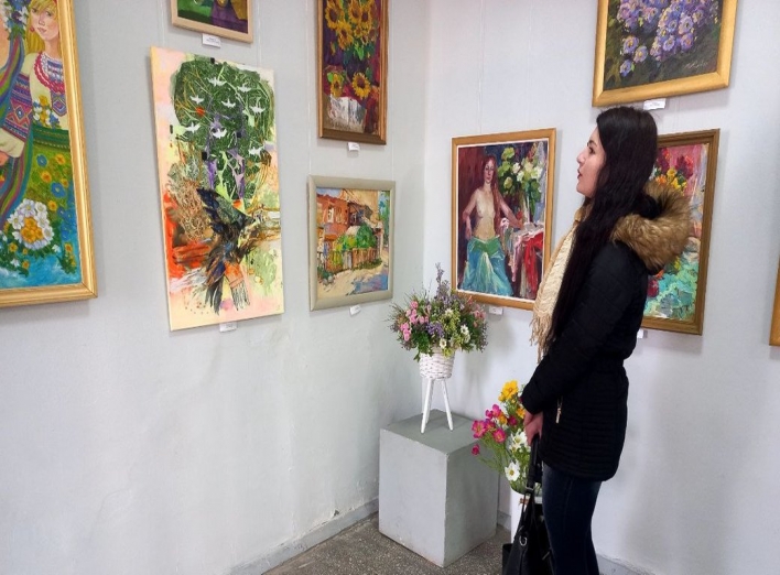 "Надихають на перемогу": у Сумах відкрилася весняна виставка спілки художників фото