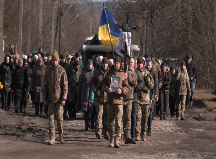У Боромлі попрощалися з бойовим медиком Романом Дем’яненком фото У Боромлі попрощалися з бойовим медиком Романом Дем’яненком фото