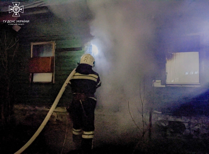 У Шостці жінку врятували з палаючого будинку
