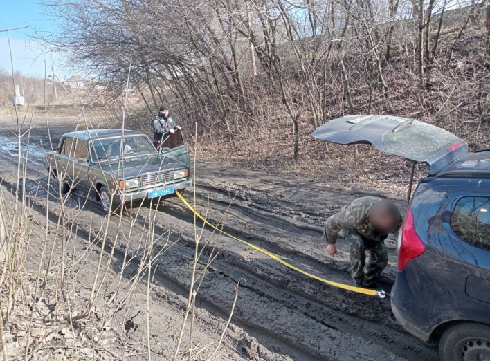На Конотопщині поліцейські допомогли водію витягнути автівку з багнюки фото