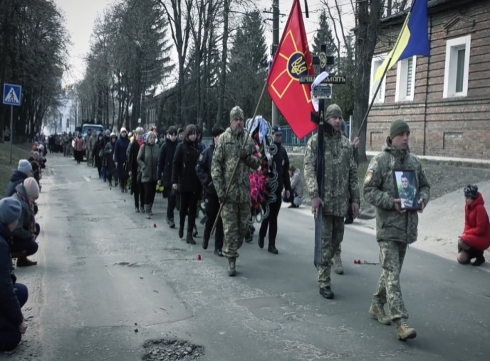 Лебединці попрощалися з полеглим захисником України фото