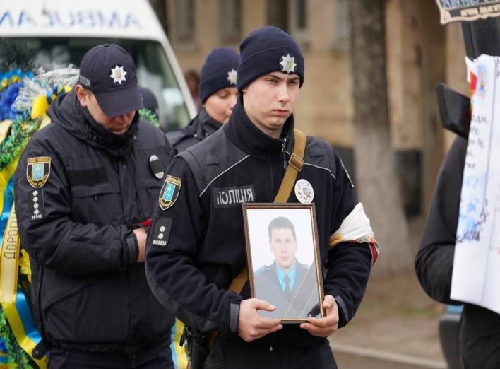 У Білопіллі попрощалися з поліцейським, який загинув внаслідок російського авіаудару  фото