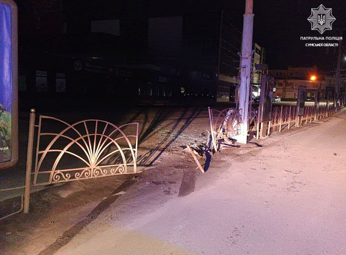 У середмісті Сум п'яний водій розтрощив паркан з рекламними сітілайтами фото