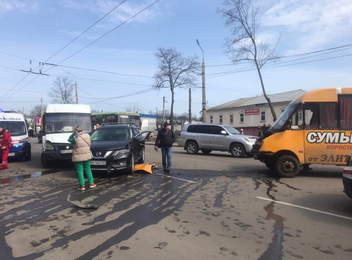 У Сумах зіткнулися дві маршрутки і легковик 