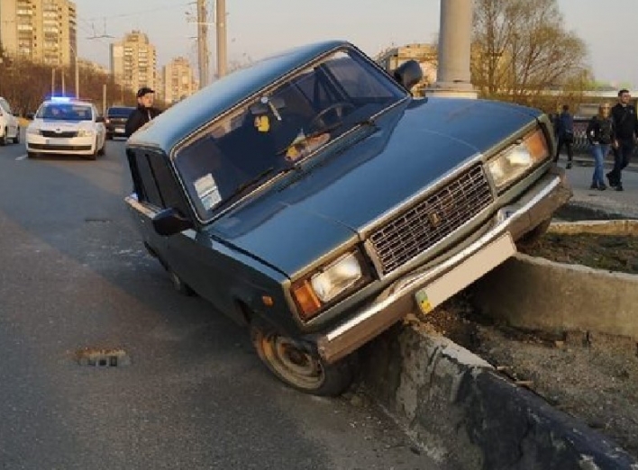 Стали відомі подробиці вечірньої аварії на Харківському мосту (відео) фото