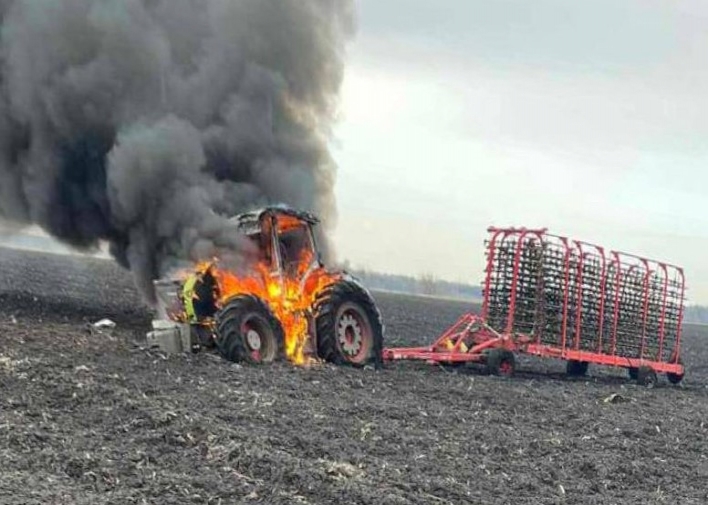 На Сумщині в полі підірвався трактор: водій у лікарні фото