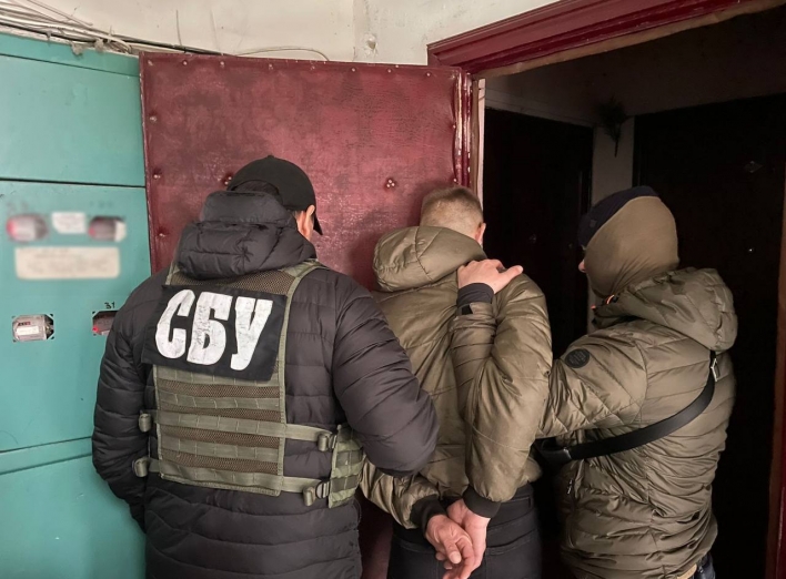 У Конотопі наркоторговця затримували поліцейські та СБУшники