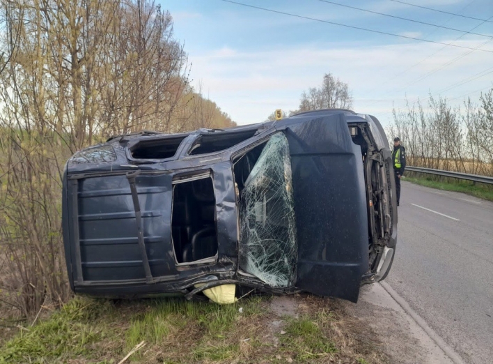 Троє постраждалих: на Сумщині перекинулась автівка фото