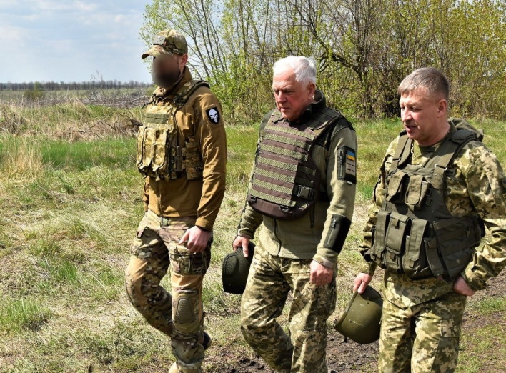 Голова ОВА зустрівся з військовослужбовцями, які несуть службу на передових рубежах оборони Сумщини фото