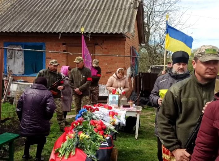 Миколаївка провела в останню путь захисника України фото