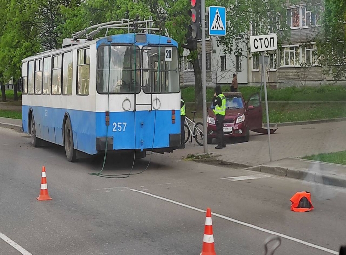 У Сумах водійка врізалась у тролейбус фото