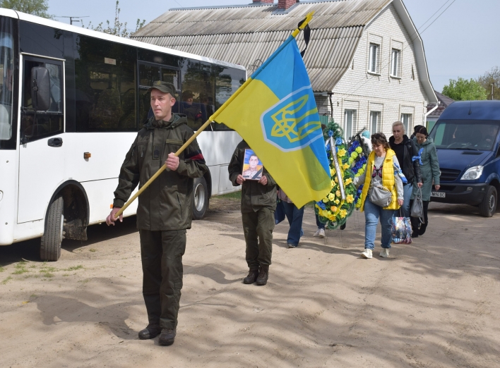 У Шостці провели в останню путь земляка захисника України фото