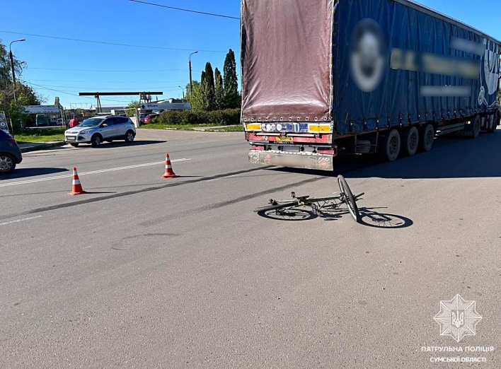 У Сумах велосипедиста збила вантажівка фото