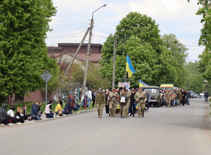 У суботу в Тростянці попрощалися із загиблим героєм  фото