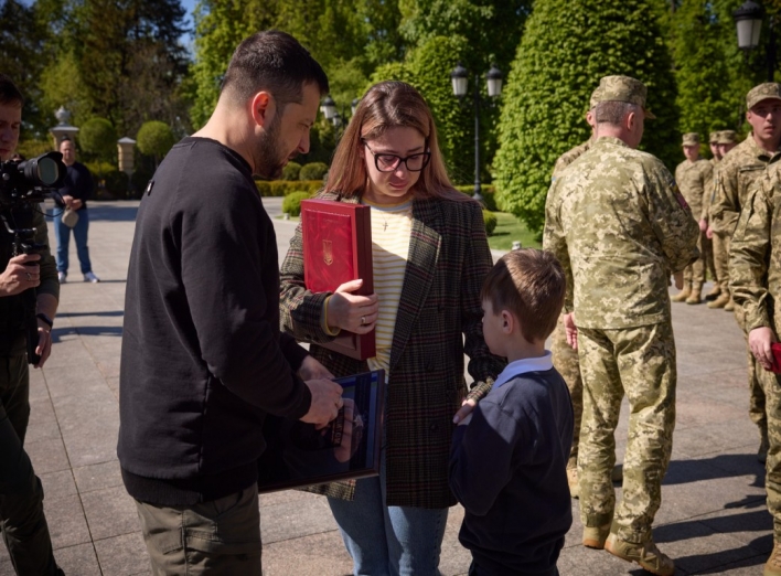 Донька загиблого військового з Охтирки отримала "Золоту зірку" батька з рук президента фото