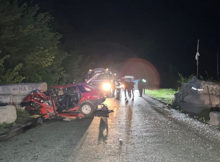 Смертельна ДТП на Сумщині: автівка врізалася у бетонні плити фото