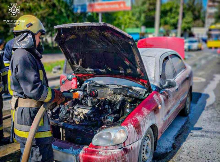 У Сумах рятувальники ліквідували загоряння автомобіля по вул. Металургів фото