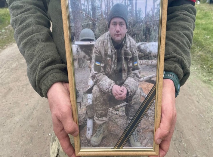 У Миколаївці в останню путь провели загиблого захисника Сергія Комісара фото
