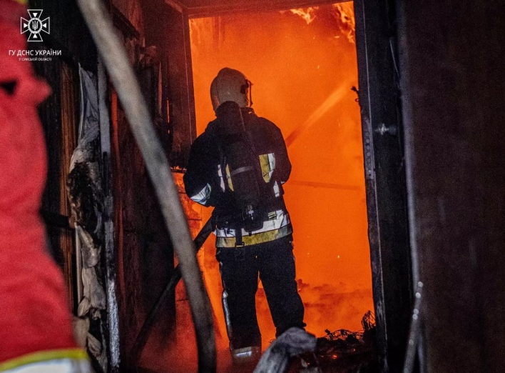 У Сумах вночі 6 годин гасили пожежу в магазині меблів (відео) фото