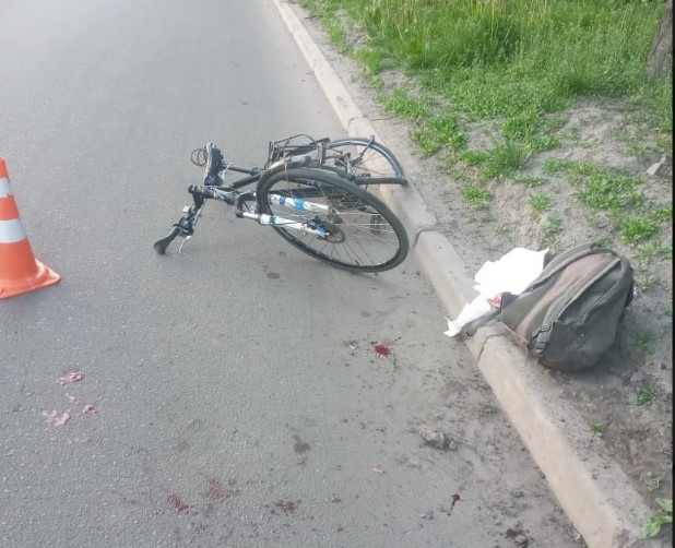 У Сумах легковик збив велосипедиста, водій утік з місця ДТП фото