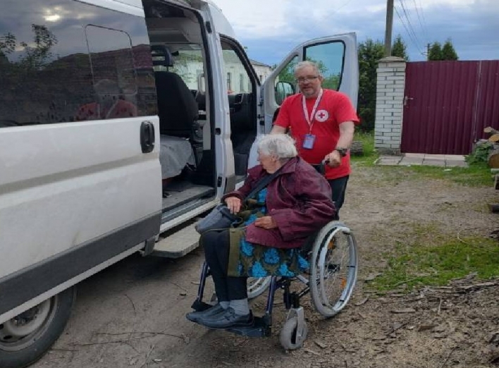 Сумський Червоний хрест допоміг евакуювати літню жінку з окупованого села до Сум фото