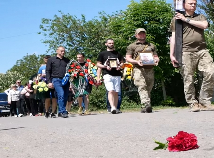 Охтирчани провели в останню путь двох полеглих захисників України фото