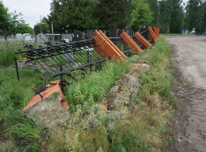 Автівка зруйнувала паркан на центральному кладовищі Охтирки фото