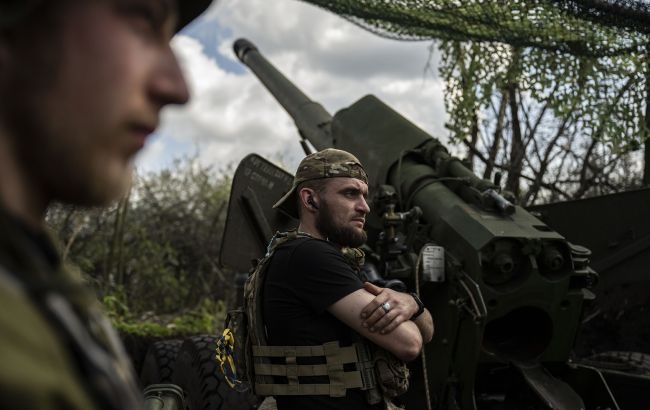 Вертоліт, 400 окупантів та понад 20 артсистем: втрати РФ у війні за добу фото