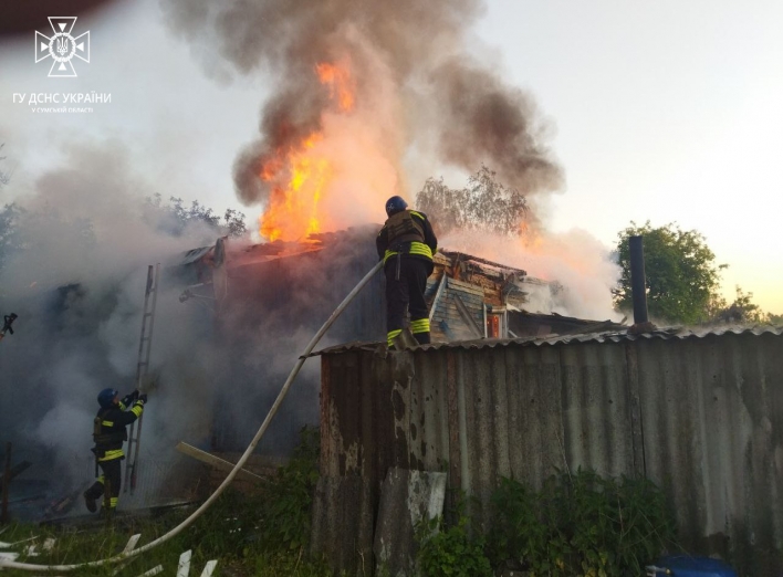 На Сумщині рятувальники ліквідували пожежу, яка виникла внаслідок ворожого удару фото