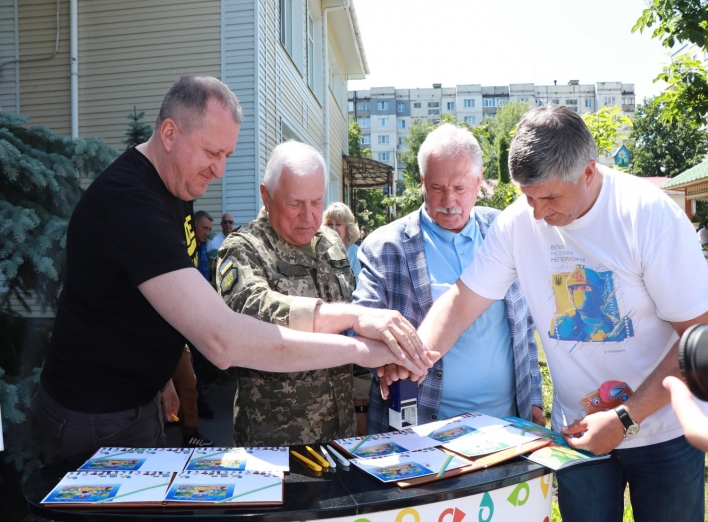 У Сумах погасили поштову марку, яку намалювали діти фото