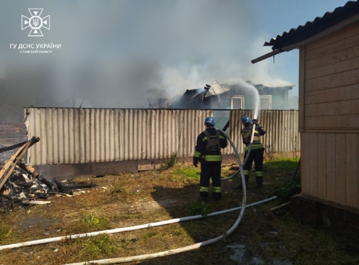 Після ворожого обстрілу на Сумщині загорілися житлові будинки (відео)
