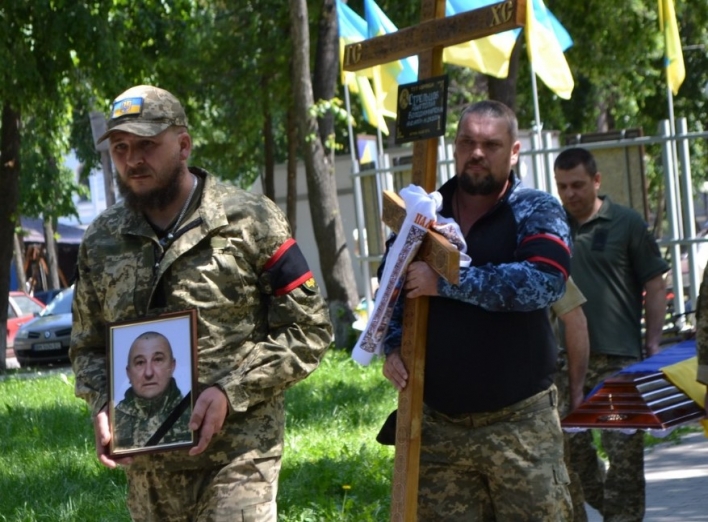 Глухів’яни попрощалися із молодшим сержантом Анатолієм Стрельцовим фото