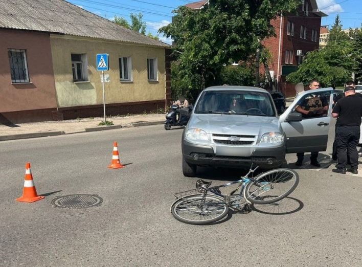 У середмісті Сум велосипедист потрапив під колеса легковика
