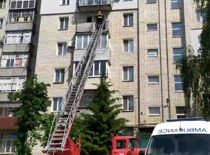 В Охтирці врятували літню жінку, яка втратила свідомість на балконі фото