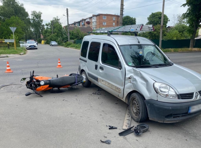 У Сумах мотоцикл врізався в легковик: постраждали двоє