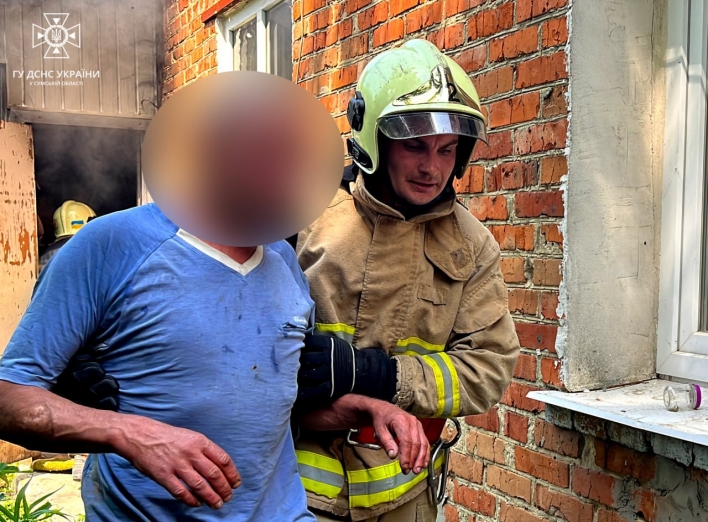 У Сумах вогнеборці під час ліквідації пожежі врятували чоловіка