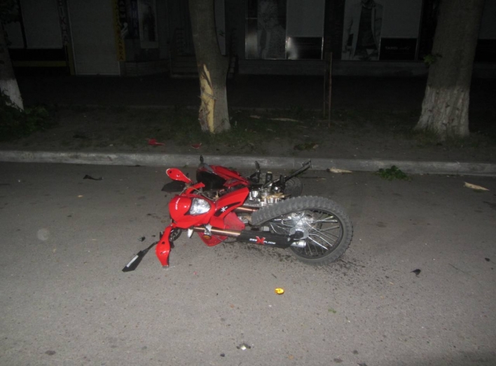 У Шостці мотоцикліст врізався в дерево: двоє постраждалих фото