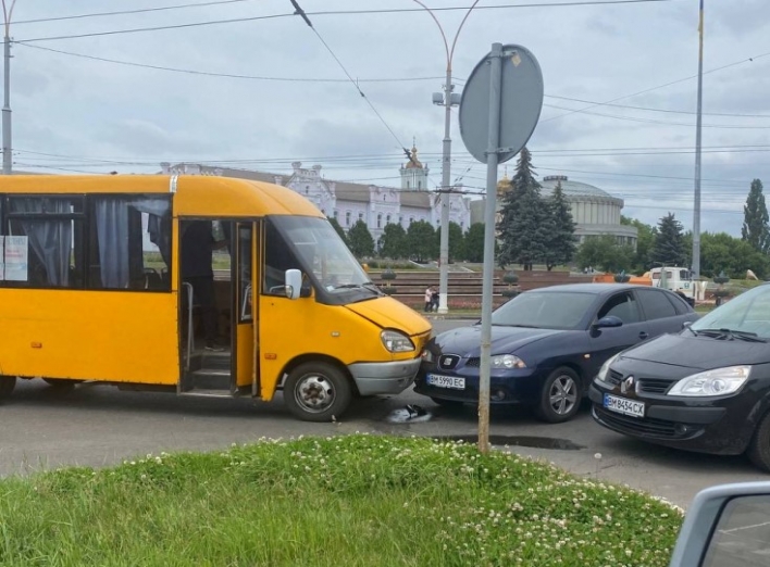 У центрі Сум сталася ДТП із маршруткою фото