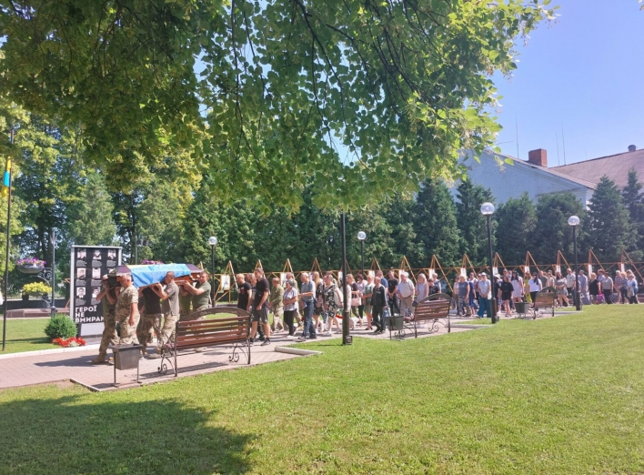 У Ромнах попрощалися із захисником України Андрієм Залужним фото У Ромнах попрощалися із захисником України Андрієм Залужним фото